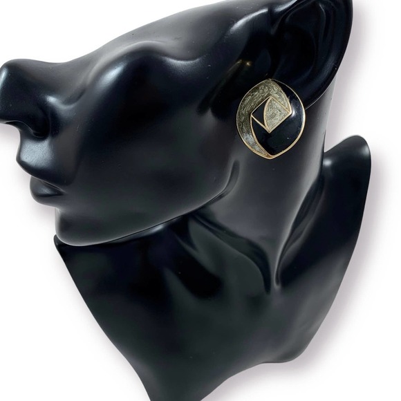 70's TRIFARI signed black and gold enamel geometric earrings - Picture 4 of 11
